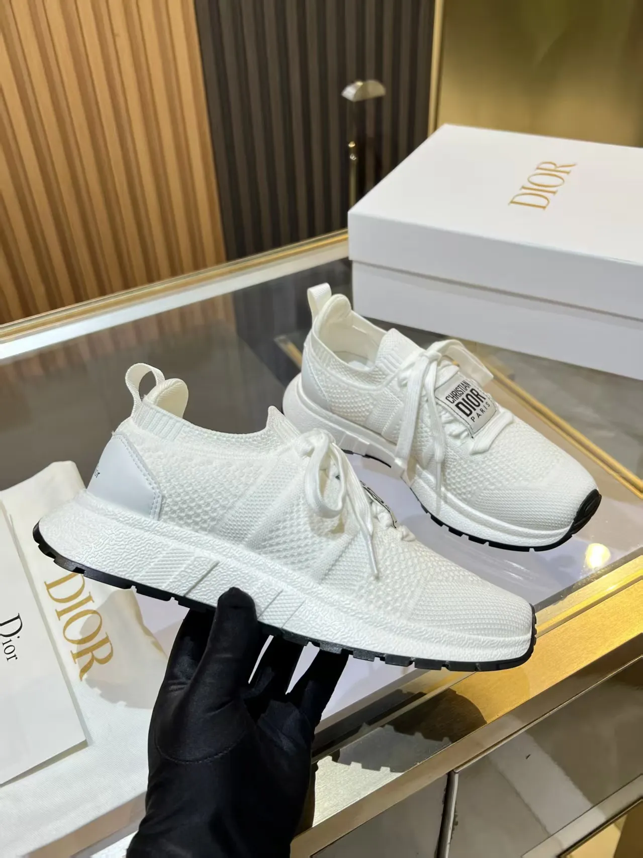 👟👟Ex-factory price 460👟👟 DIOR CHRONO Dior's new high-version, casual, business, all-in-one sports shoes. Simple and super versatile. The upper is equipped with a Logo cloth label. The upper is perfect and luxurious, and can be matched with any spring, summer, autumn and winter clothing. The upper foot is even more comfortable! The original material is disassembled and reproduced perfectly. The fly-woven upper is breathable and comfortable. The original super lightweight TPU absorbent film anti-slip outsole. Unique. Full of details. Fine workmanship. Worth owning. Equipped with original packaging at the counter. 3 colors available SIZE: 35--40 (41 can be customized)